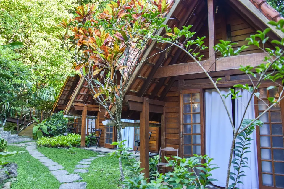 Chalés de madeira da Pousada Mata Nativa com jardim e caminho de pedras - pousada na Vila do Abraão, Ilha Grande