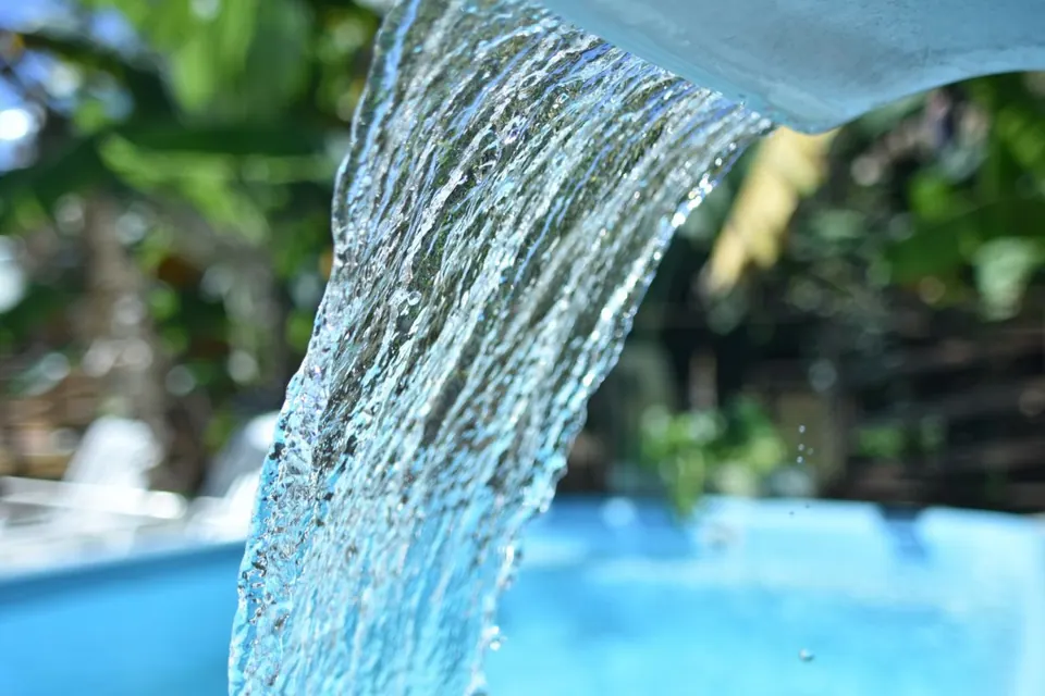 Cascata caindo na piscina da Pousada Mata Nativa - pousada com piscina na Ilha Grande